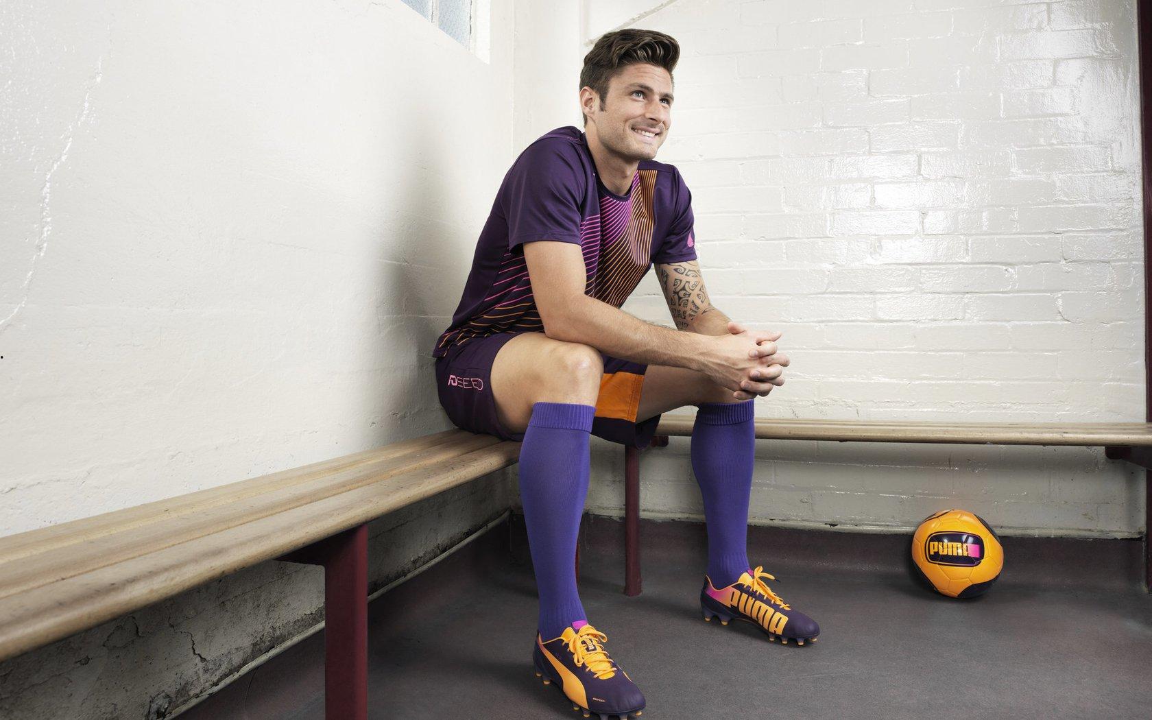 总决赛第三战后赛场外爆发激烈冲突 辽宁队人员与四川球迷发生大规模混乱